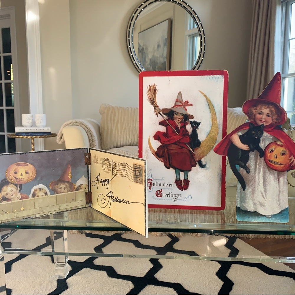 Beautiful set of 3 Halloween decor. The tallest piece is 15”. Perfect condition!